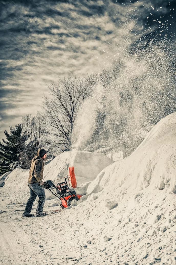 Dégagement de la neige accumulée lors d'une bordée hivernale